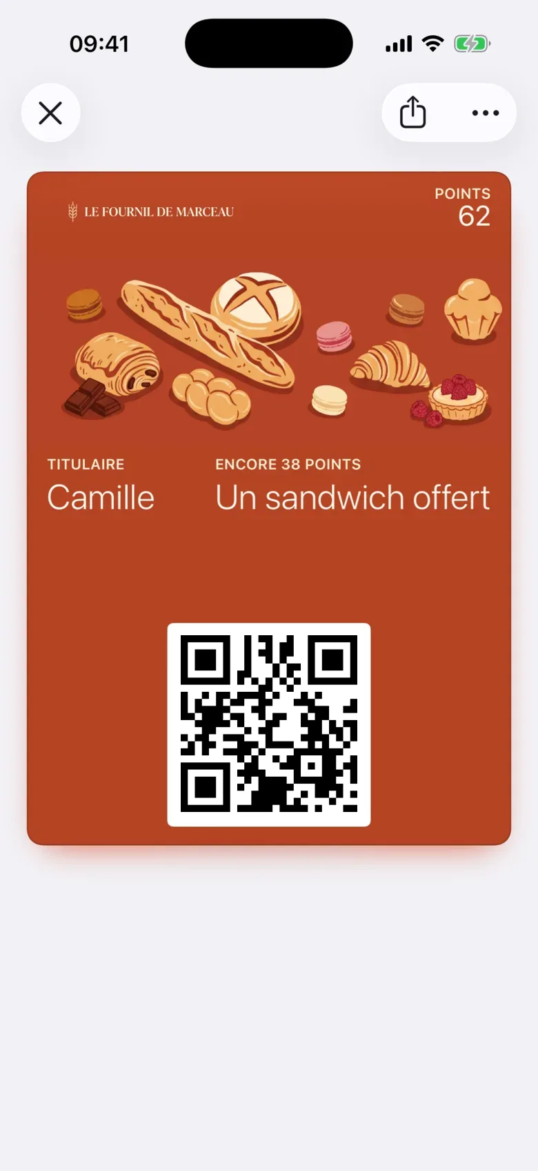 Application Wallet d'un iPhone : la carte du Fournil de Marceau avec 62 points, titulaire Camille, encore 38 points avant un sandwich offert et son QR